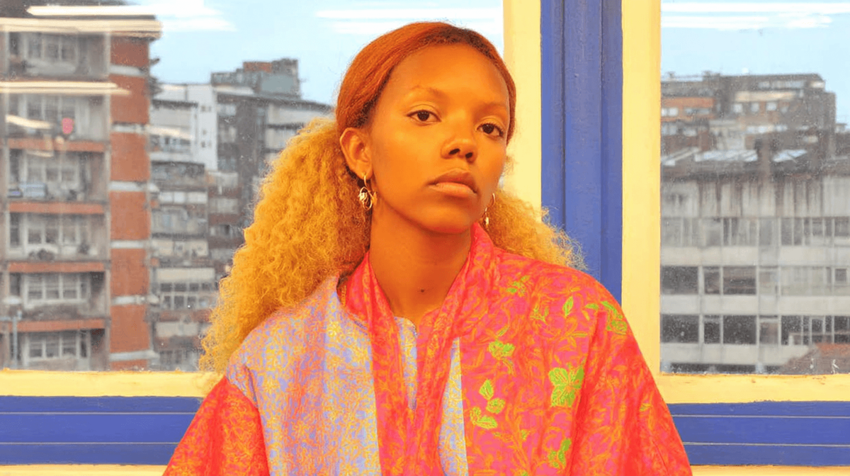 تدفق توكنات قابل للتشغيل البيني بين المشاع التصميمي وعُقد مصانع صغيرة موزعة